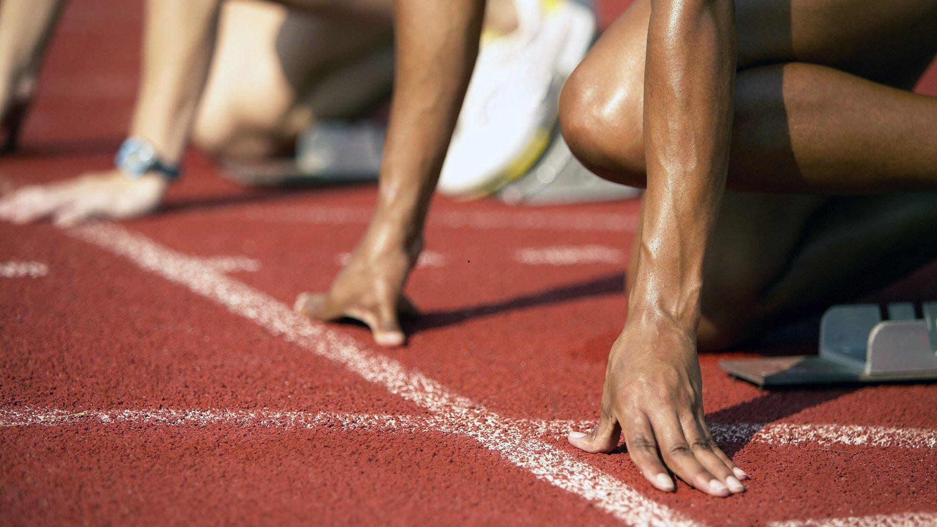 德甲焦点战，拜仁客场3-2险胜奥格斯堡，凯恩双助攻导演逆转，格纳布里、迪亚斯、奥利塞联袂建功